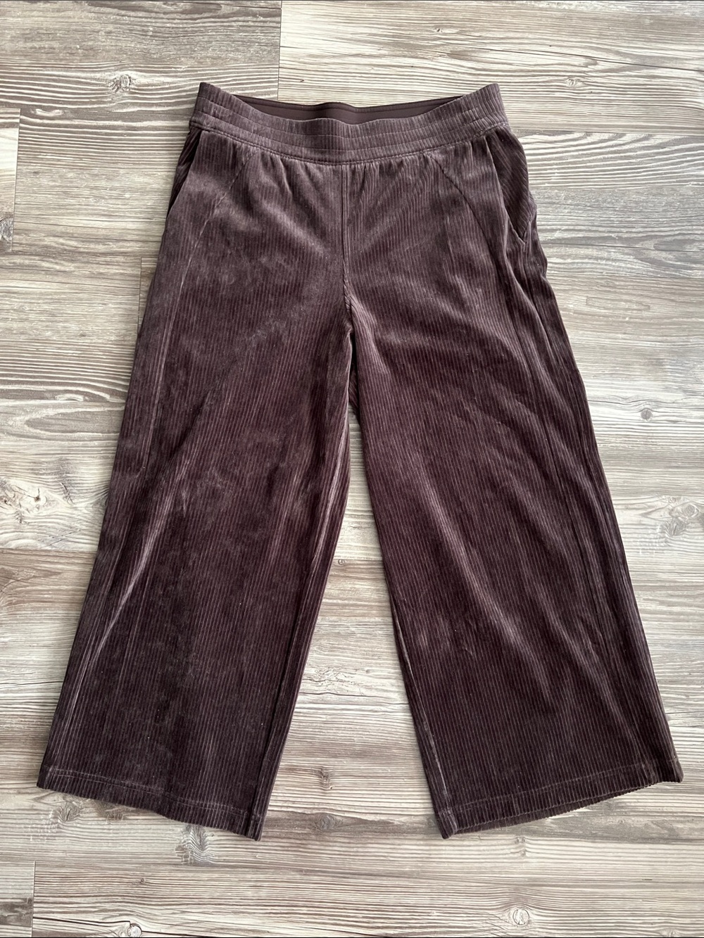 Lululemon Scuba Mid-Rise Wide-Leg
Crop *Velvet Cord Espresso